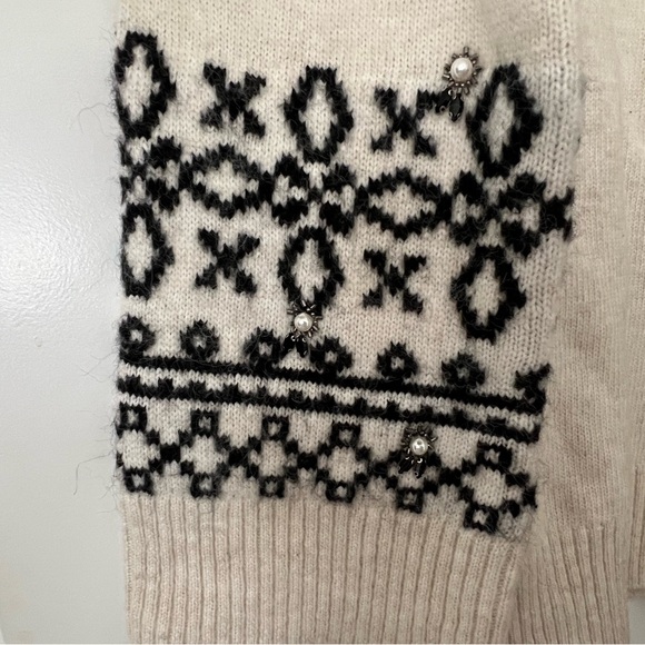 Cozy Beige Sweater with Black Pattern - Picture 3 of 4